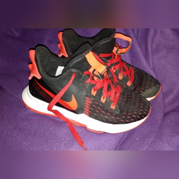 Nike LeBron Witness 5 CQ9380-005 Black/University Red Boy's/Women's Size 5Y/7 - Picture 4 of 8